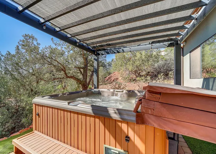 Holiday home Chic Retreat: 2 Mi To Cathedral Rock Trail!