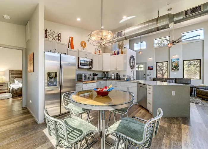 Holiday home Chic Retreat: 2 Mi To Cathedral Rock Trail!
