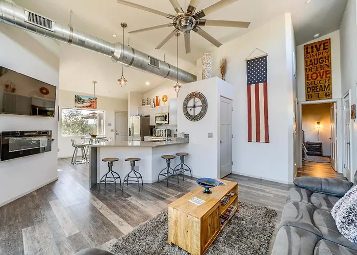 Chic Retreat: 2 Mi To Cathedral Rock Trail! Holiday home