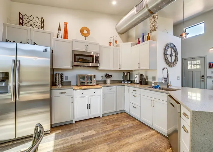 Chic Retreat: 2 Mi To Cathedral Rock Trail! Holiday home