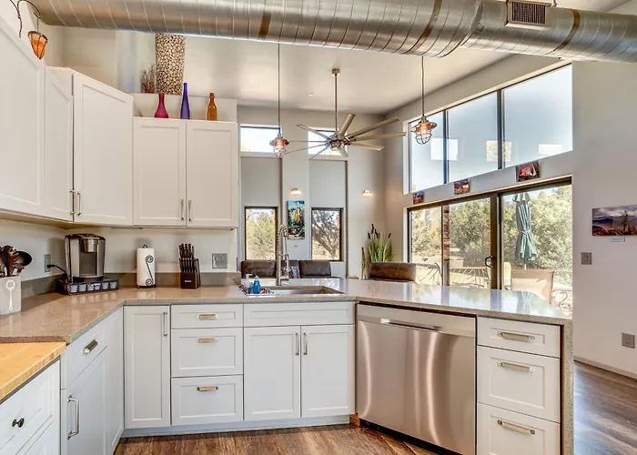 Chic Retreat: 2 Mi To Cathedral Rock Trail! Holiday home *