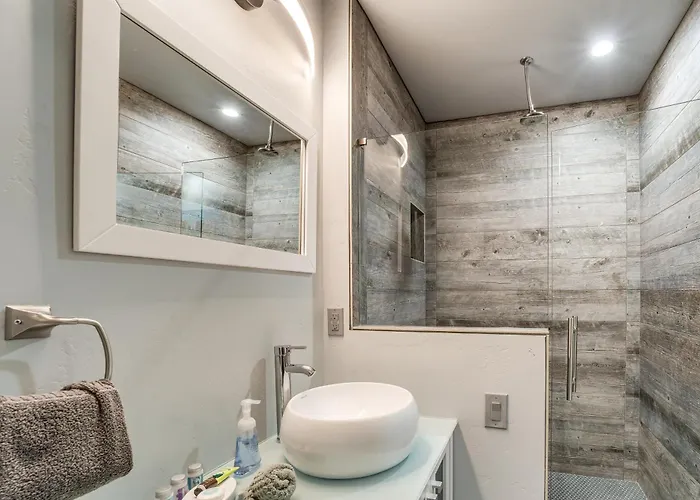 Holiday home Chic Retreat: 2 Mi To Cathedral Rock Trail!