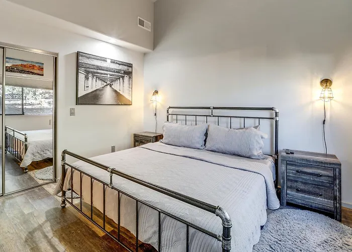 Holiday home Chic Retreat: 2 Mi To Cathedral Rock Trail! *