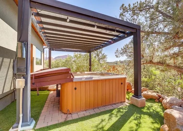 Holiday home Chic Retreat: 2 Mi To Cathedral Rock Trail!