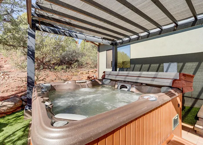 Holiday home Chic Retreat: 2 Mi To Cathedral Rock Trail!