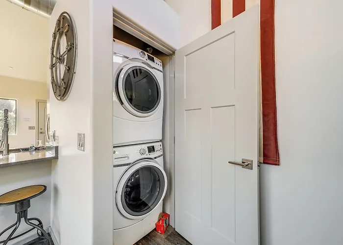 Holiday home Chic Retreat: 2 Mi To Cathedral Rock Trail! *