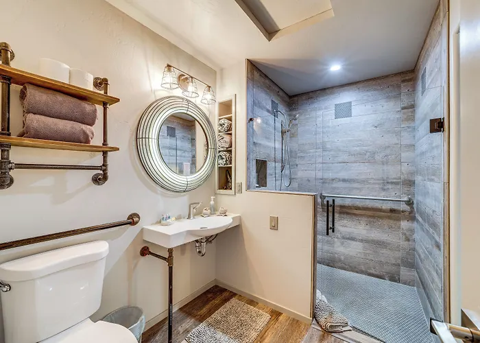 Chic Retreat: 2 Mi To Cathedral Rock Trail! Holiday home