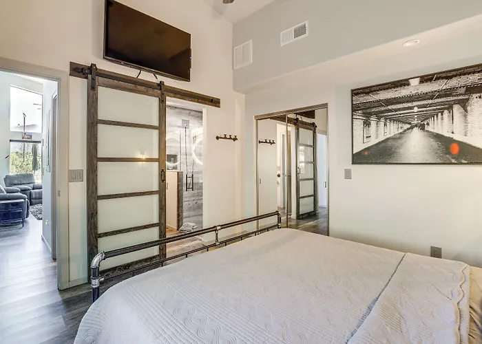 Holiday home Chic Retreat: 2 Mi To Cathedral Rock Trail! *