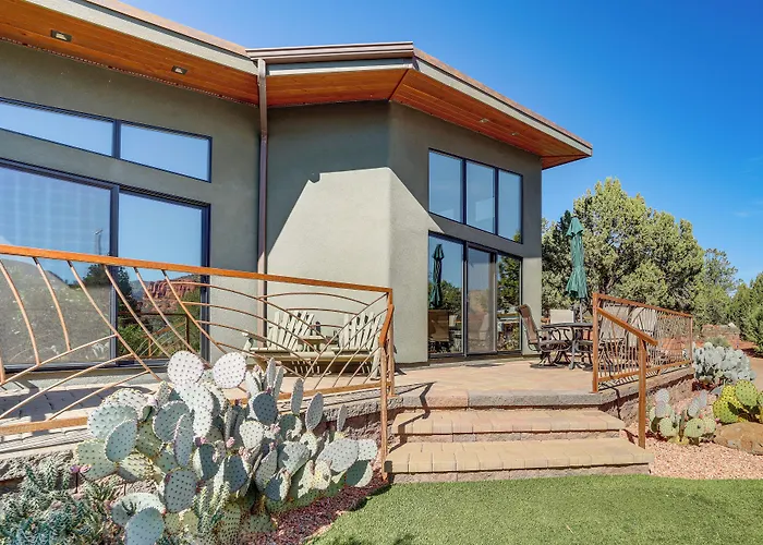 Holiday home Chic Retreat: 2 Mi To Cathedral Rock Trail!
