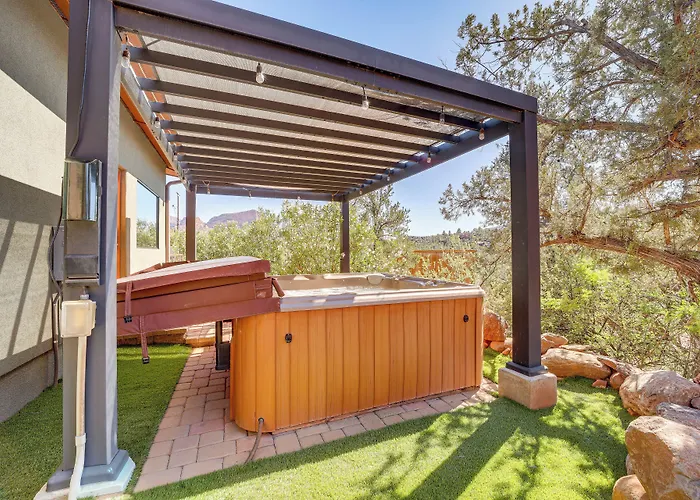 Chic Retreat: 2 Mi To Cathedral Rock Trail! Holiday home