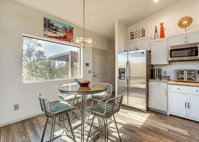 Holiday home Chic Retreat: 2 Mi To Cathedral Rock Trail!
