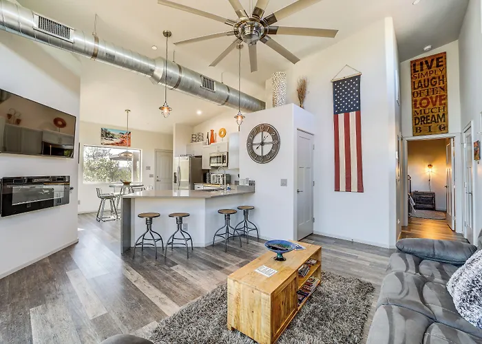 Chic Retreat: 2 Mi To Cathedral Rock Trail! Holiday home