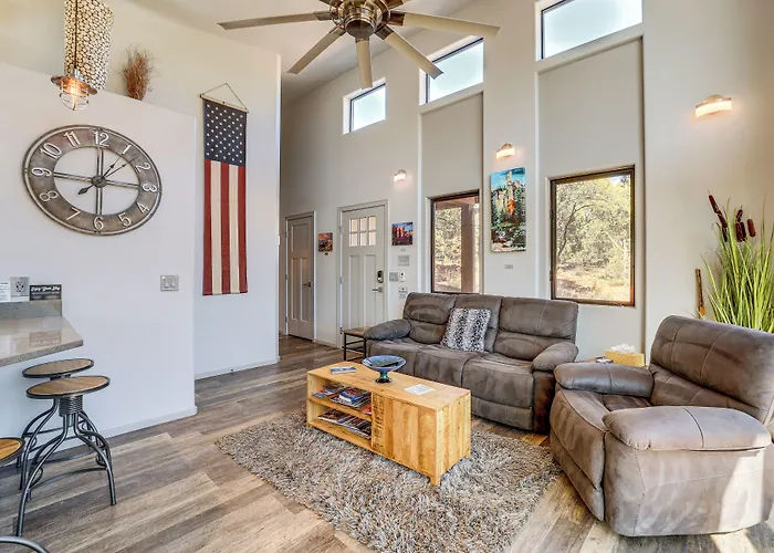 Chic Retreat: 2 Mi To Cathedral Rock Trail! Holiday home *